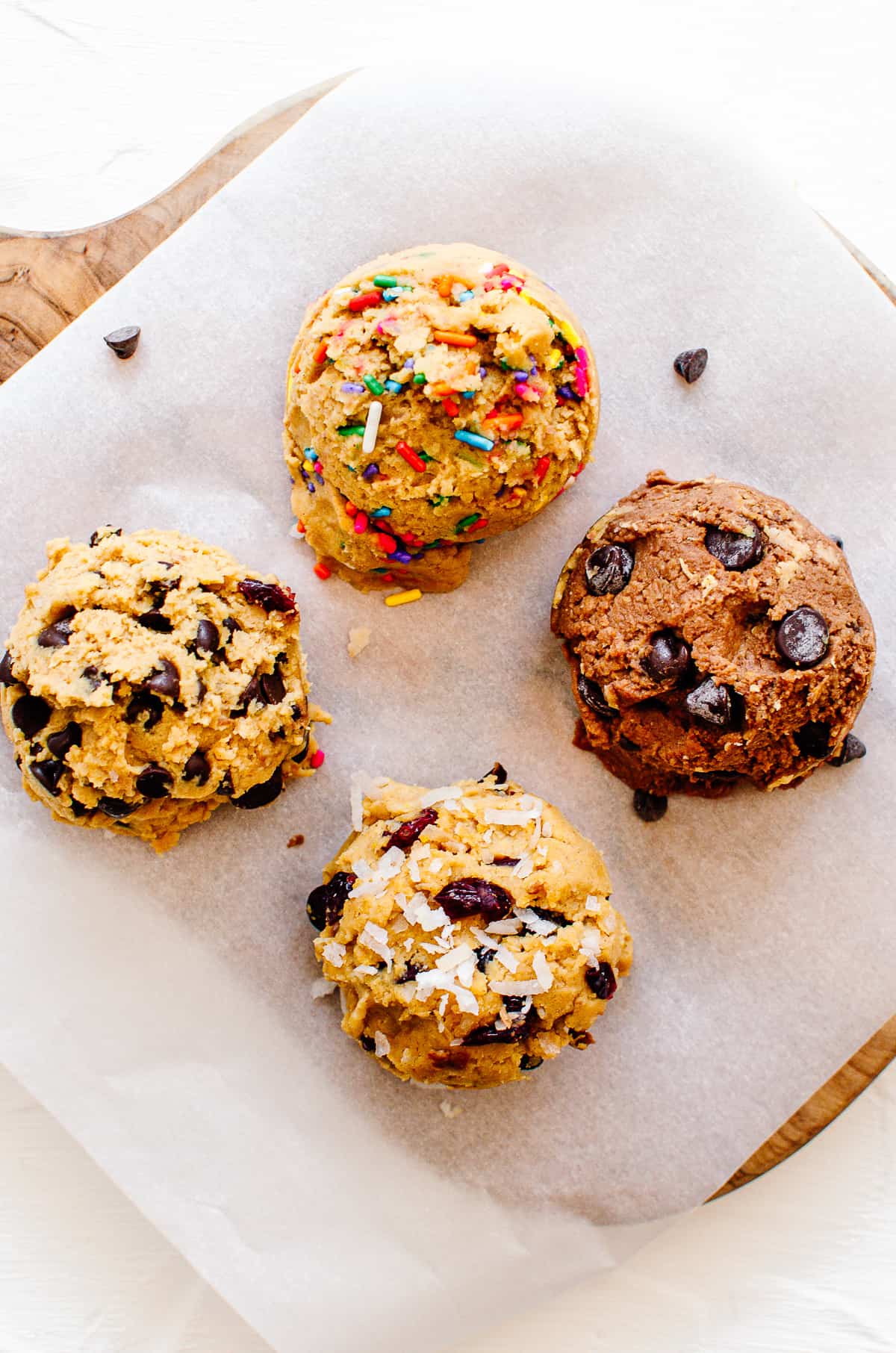 Quatre boules de pâte à biscuits pour chaque saveur.